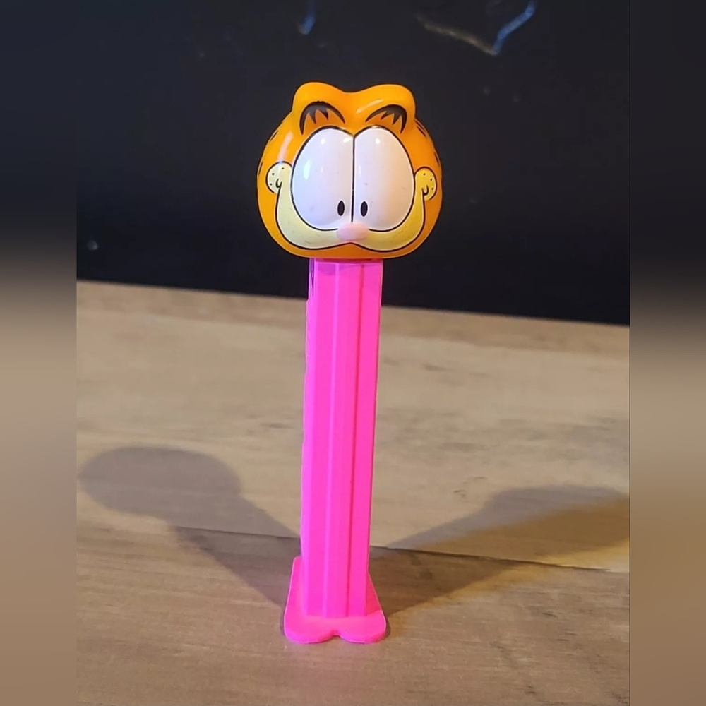 Garfield Pez Dispenser - Hot Pink Base [ Read Details ]